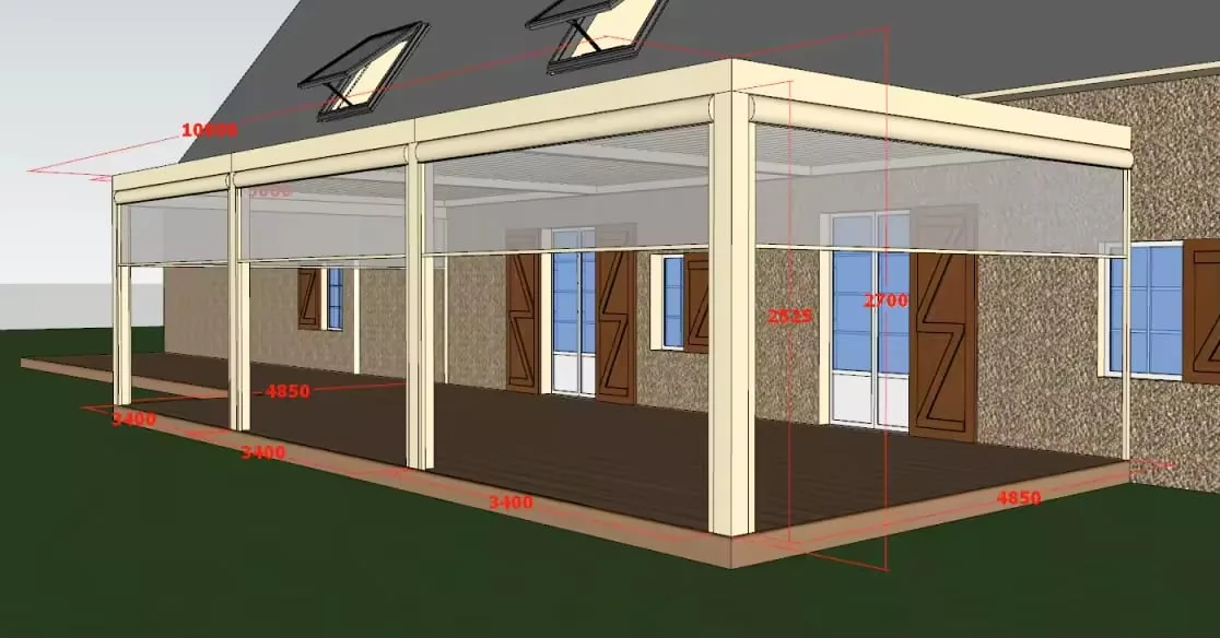 Rendu 3D d’une pergola bioclimatique claire à trois travées adossée à une maison beige, stores latéraux baissés et cotes du projet affichées en rouge.